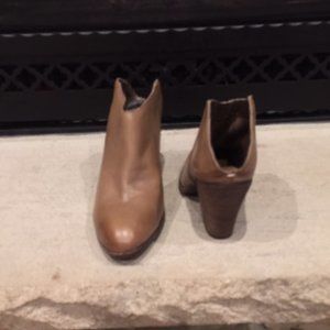 Dolce Vita (DV) Ankle Boots/Booties Carmel/Tan Slip-On Wood Heel Size 6.5